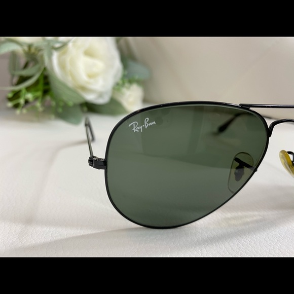 Like new Ray-Ban aviator sunglasses in black! - Picture 2 of 7
